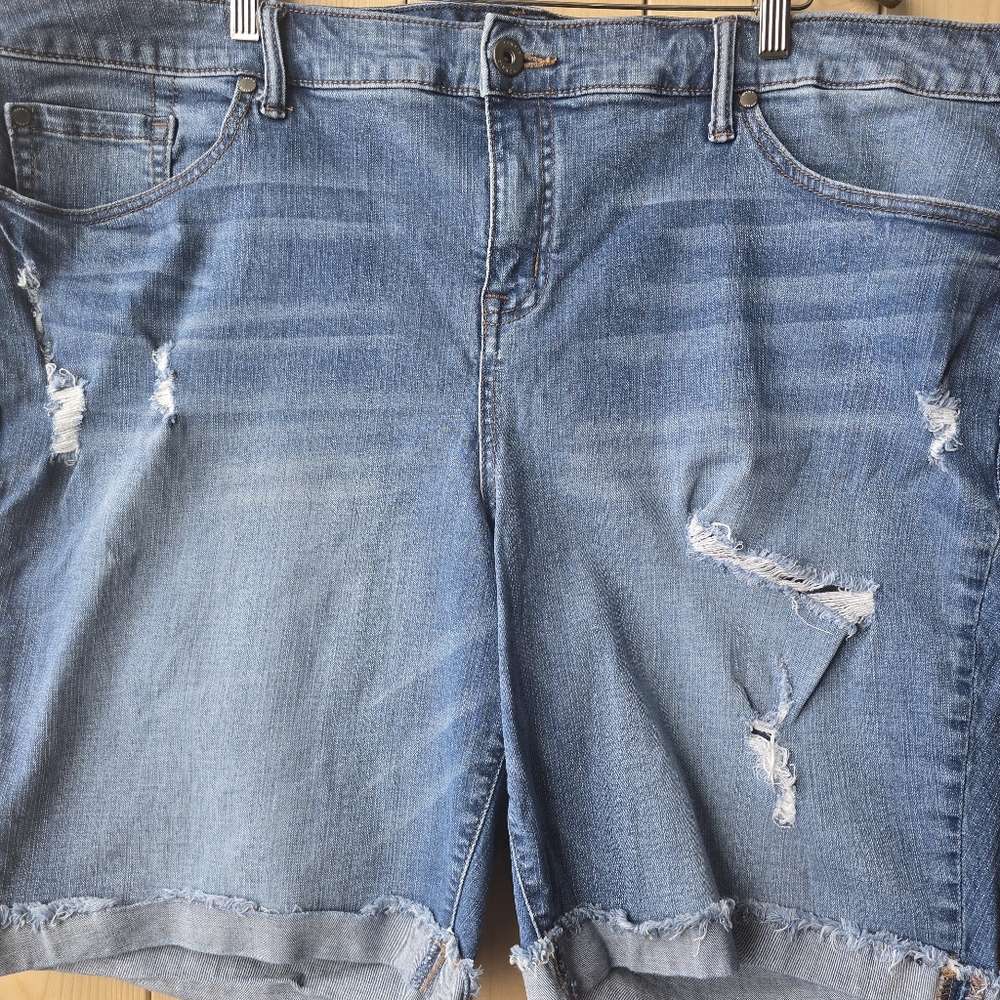 Torrid Boyfriend Bermuda Vintage Stretch Denim Short Distressed Womens Size 26 - Picture 2 of 12